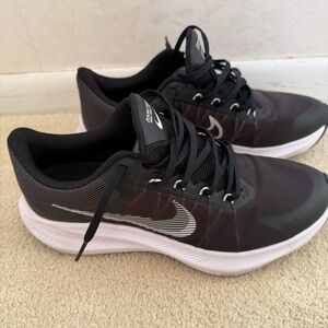 Nike women’s Zoom Winflo Size 9.5 EUC